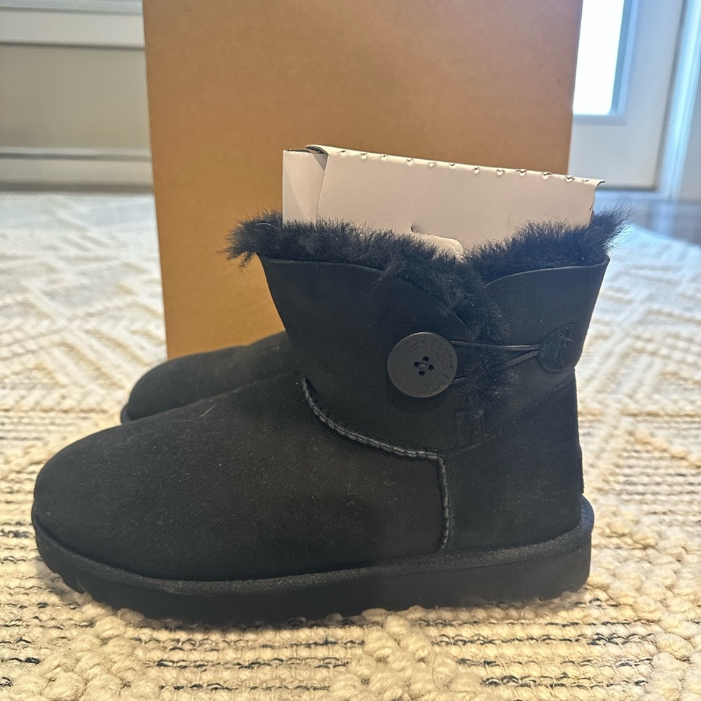 Ugg mini women size 9
